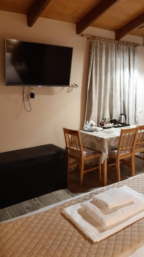 Room Near The Airport Pikérmion Chambre photo