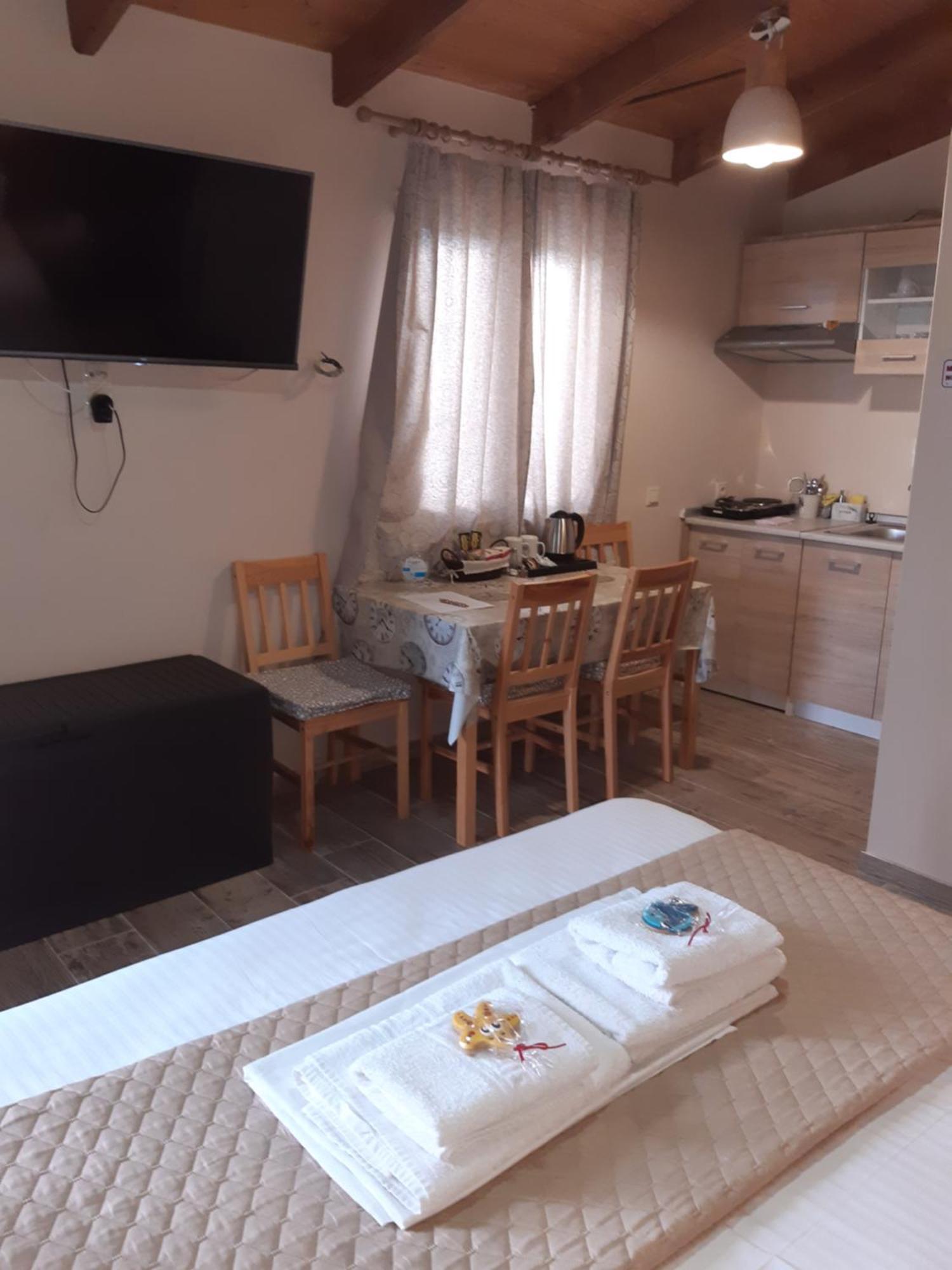 Room Near The Airport Pikérmion Chambre photo